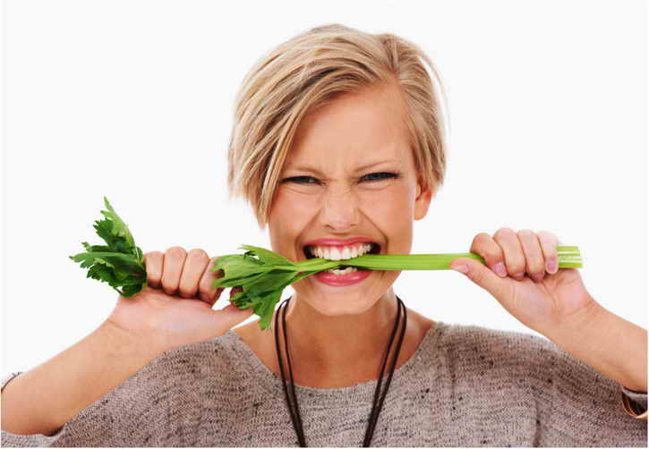 женщина ест сельдерей