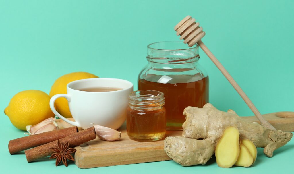 Горячий чай с медом, лимоном и имбирем при простуде